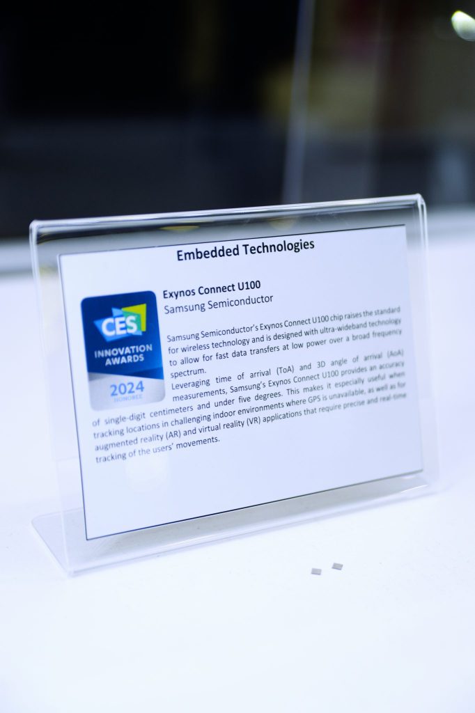 Samsungの超広帯域（UWB）チップセット「Exynos Connect U100 」がCES　INNOVATION AWARDSを受賞。極小のチップ本体が展示されていた