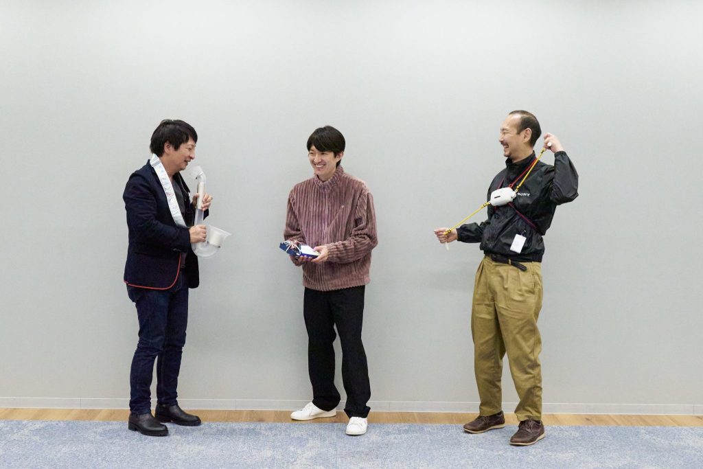 ゆる楽器を演奏する梶 望さん（左）、澤田智洋さん（中央）、早川 知伸さん（右）