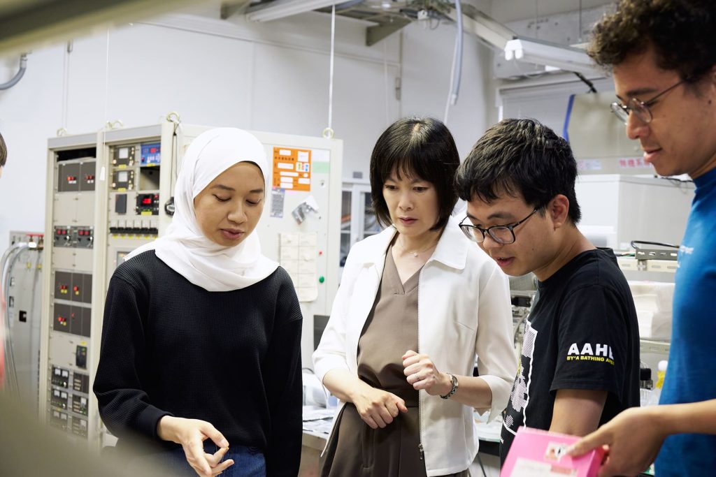 湯浅裕美先生と研究室の学生たち