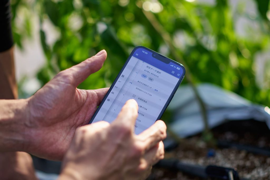 １畝（うね）ごとの水分量をスマホで確認