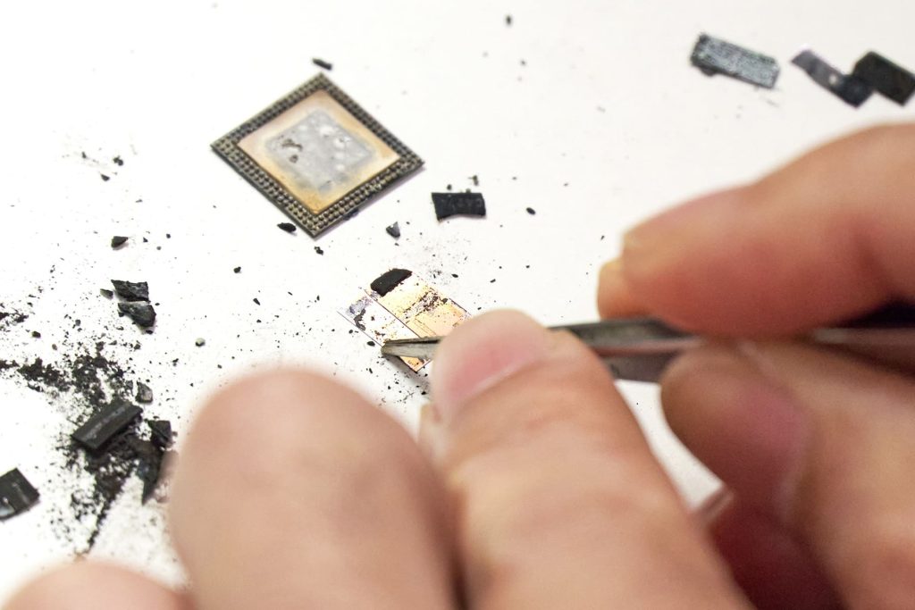 写真中央、ピンセットでおさえているものがDRAM