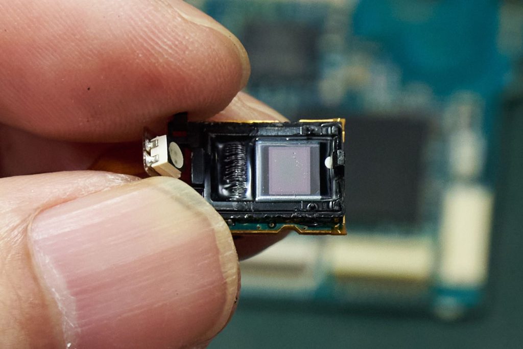 ファインダーの中のLCOSの拡大。光源のRGB LEDはディスプレイ右の白い半球状のもの