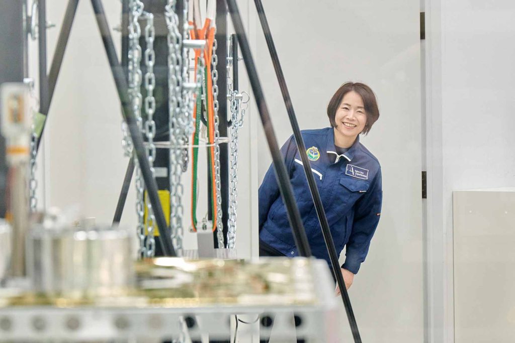 実験を見つめる岡島さん