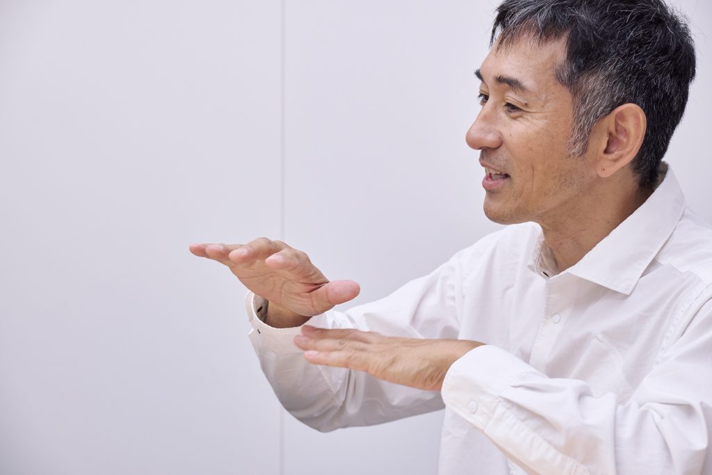 インタビューを受ける為末さん