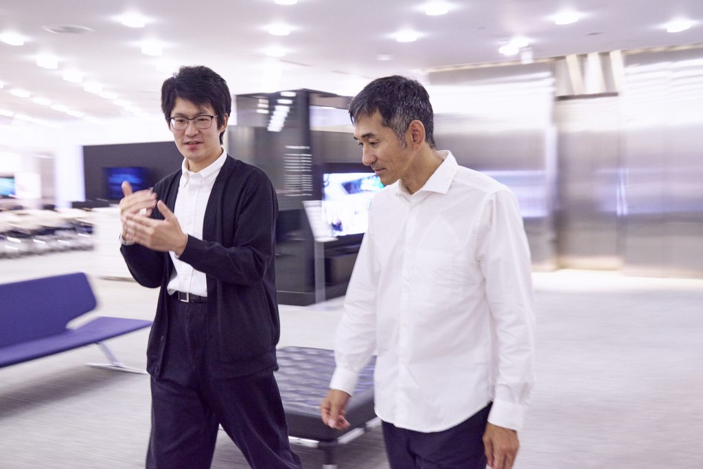 対談する為末さんと漆戸さん