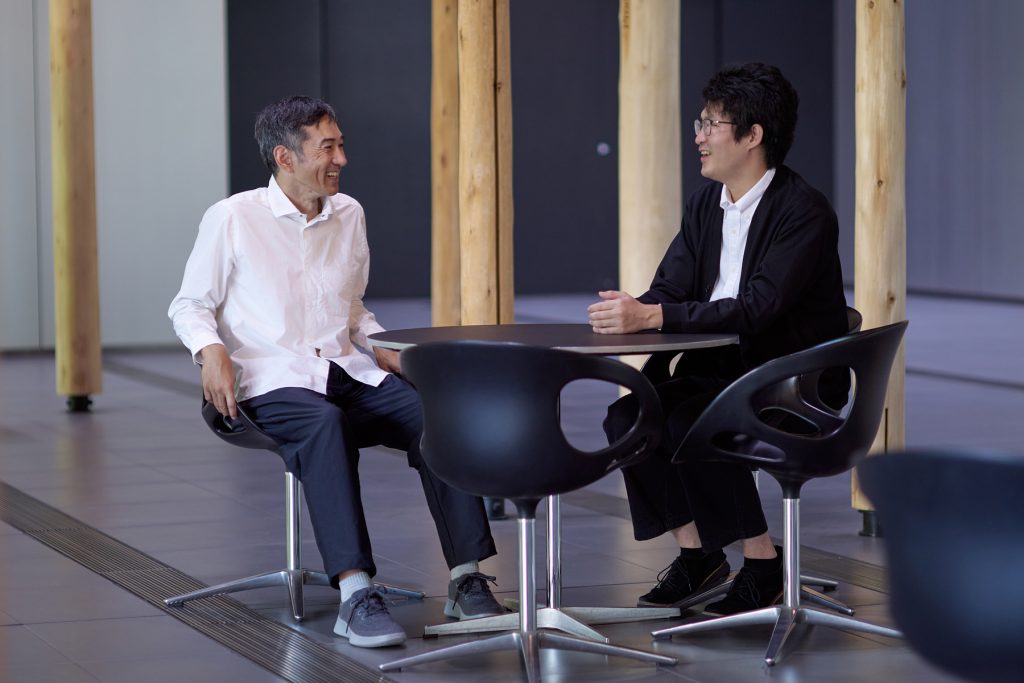対談する為末さんと漆戸さん