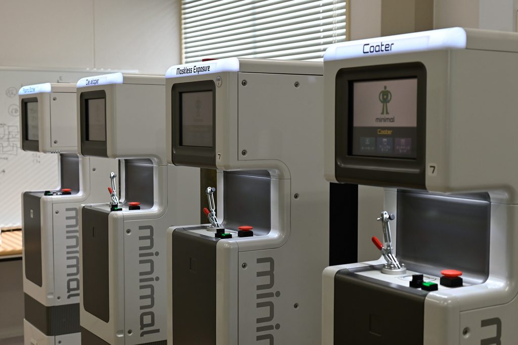 1台が半導体製造のプロセス1つを担うミニマルファブ。高専では4台、つまり4プロセスに対応する