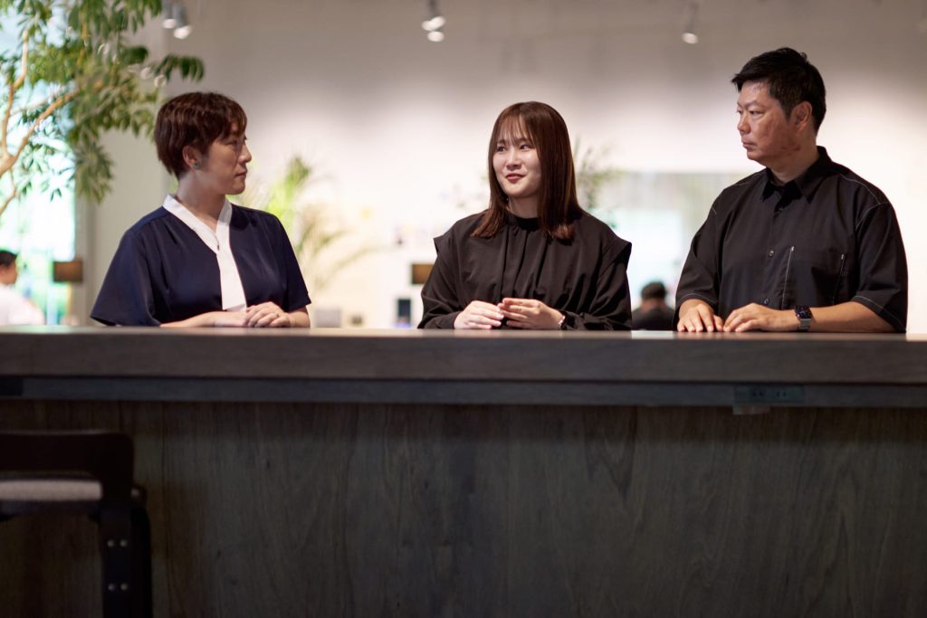 写真左から、A-Co-Labo代表の原田久美子さん、SSS人事担当の末廣優紀菜さん、藤谷和弘さん