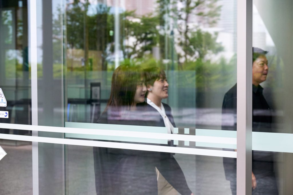 写真左から、SSS人事担当の末廣優紀菜さん、A-Co-Labo代表の原田久美子さん、SSS藤谷和弘さん