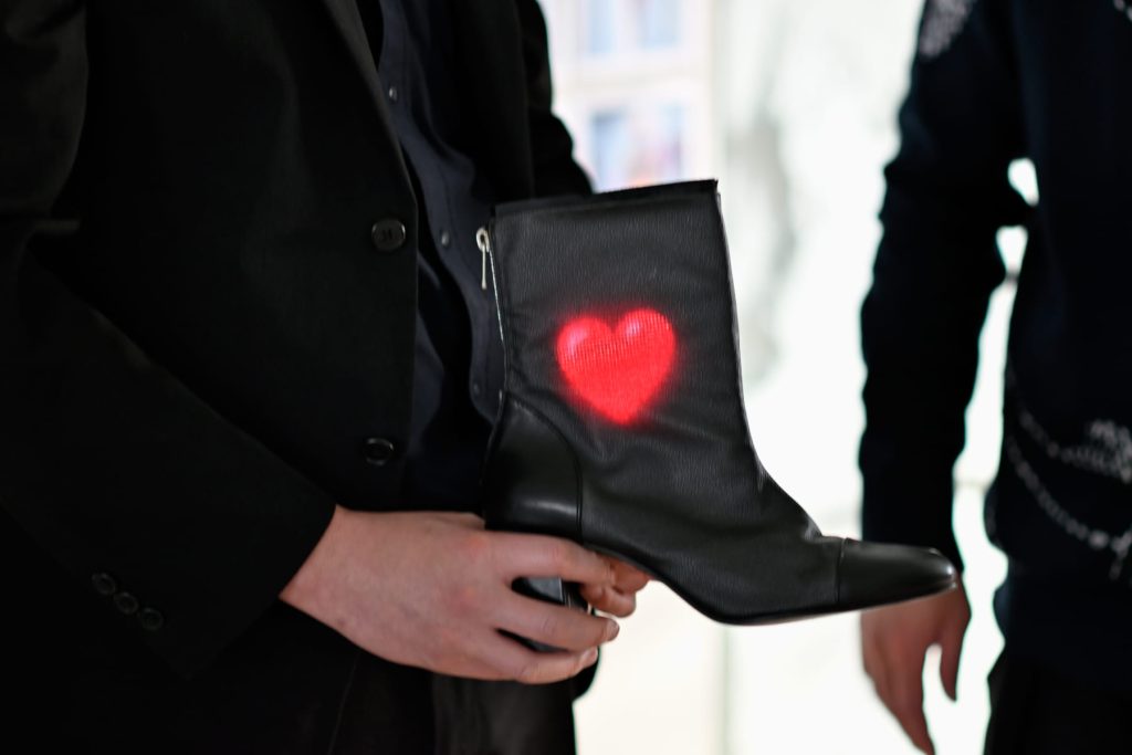 透けるレザーとLEDを使った、ハートのアニメーションが輝くブーツ。布の隙間に基板が仕込まれている