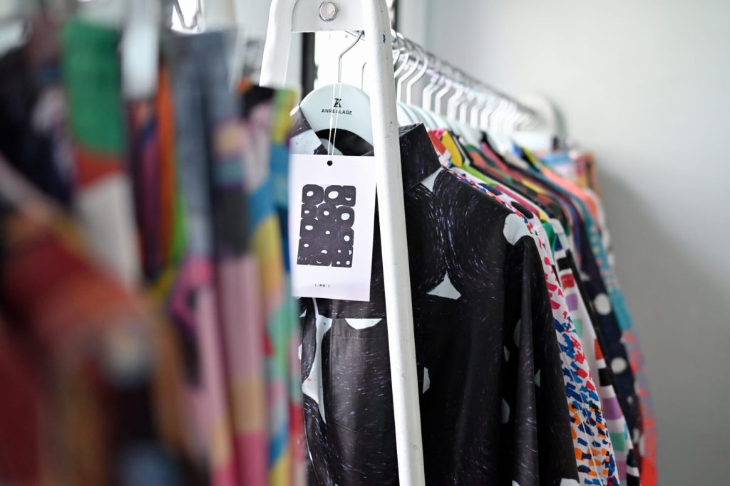 「アンリアレイジ」の洋服が並ぶ