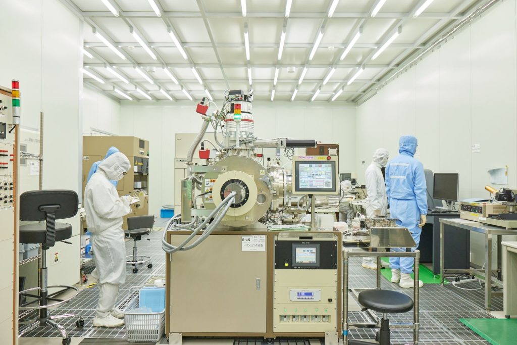 大型クリーンルームを活用した半導体研究開発(写真提供:東北大学)