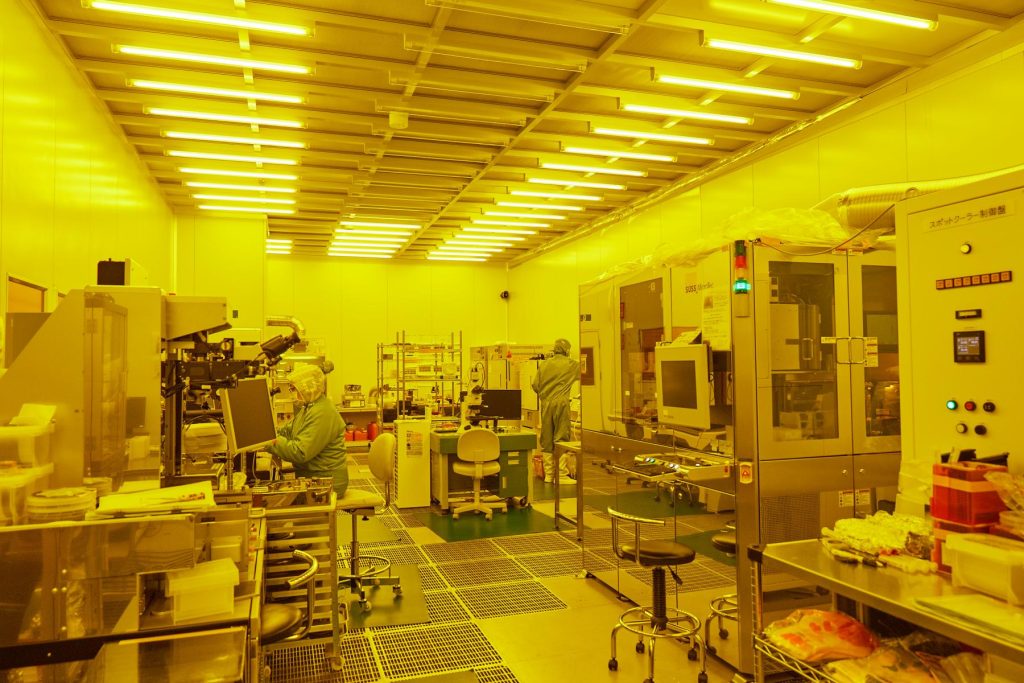イエロールームにおける半導体微細パターン形成(写真提供:東北大学)